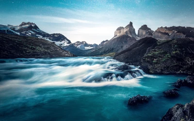 Majestuoso paisaje montañoso con río fluido en el Parque Nacional Torres del Paine