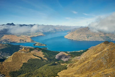 Lago sereno en medio de una majestuosa cordillera