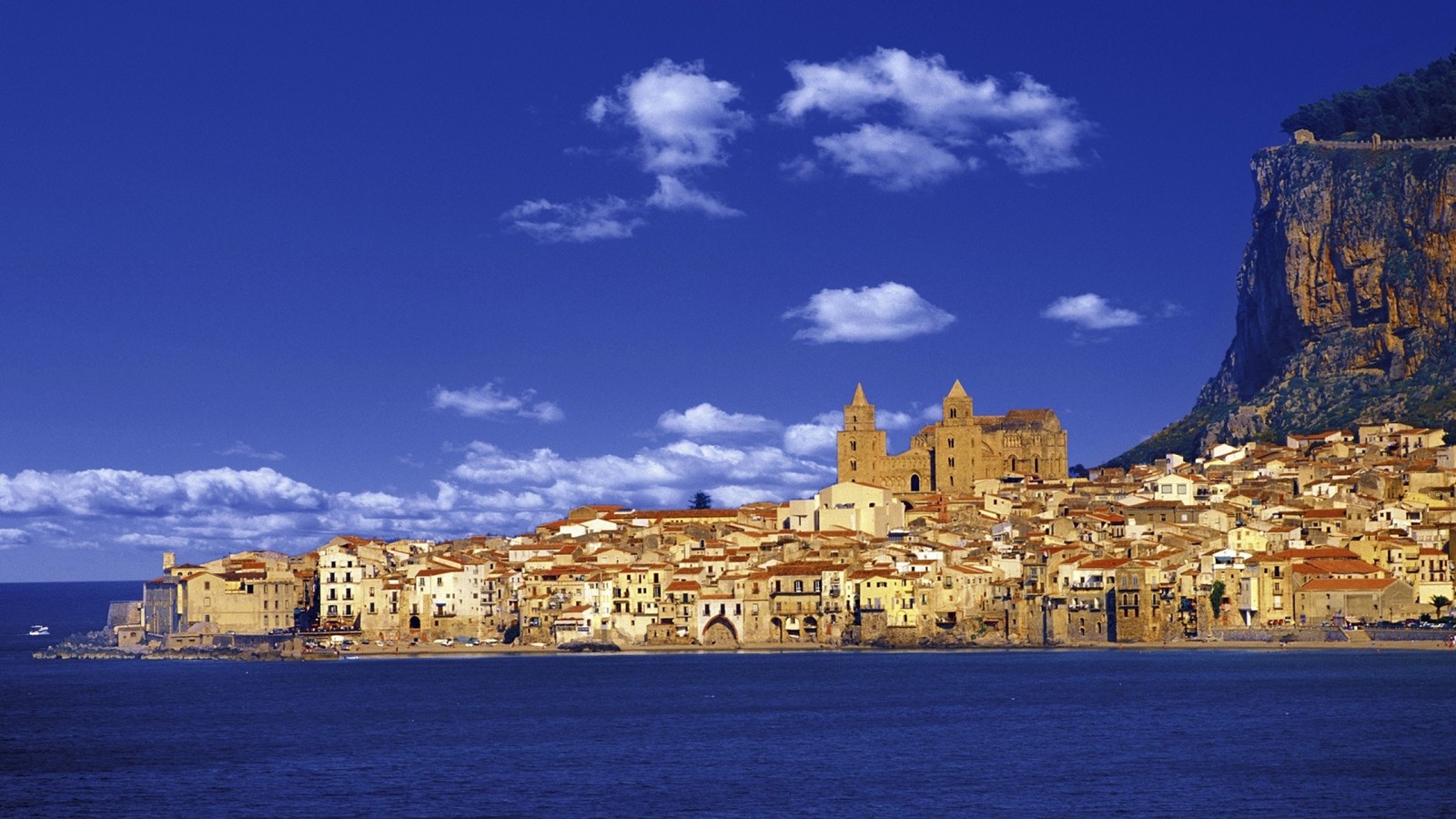 Uma vista de uma cidade na costa de um lago (mar, turismo, costa, sítio histórico, horizonte)