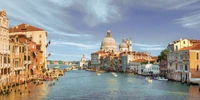 Canal pintoresco de Venecia con monumentos históricos y góndolas