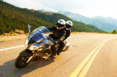 Motocicleta Yamaha de turismo deportivo navegando por pintorescas carreteras de montaña.