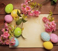 Huevos de Pascua coloridos rodeados de flores en madera rústica