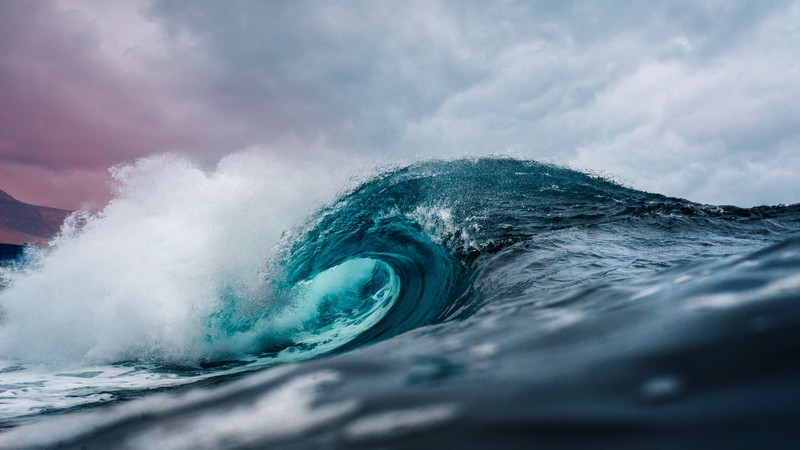 Близкий план волны в океане с горой на заднем плане (океан, волны, вода, high tides, 5k)