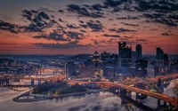 Horizonte de Pittsburgh ao crepúsculo: uma majestosa paisagem urbana iluminada por luzes noturnas.