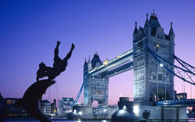 Tower Bridge beleuchtet in der Dämmerung mit der Silhouette eines Tauchers