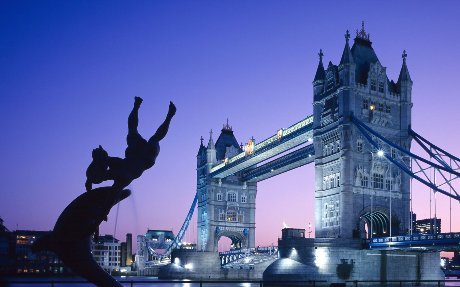 Вид на мост со статуей женщины и мужчины (tower bridge, лондонская башня, лондонский мост, london bridge, достопримечательность)