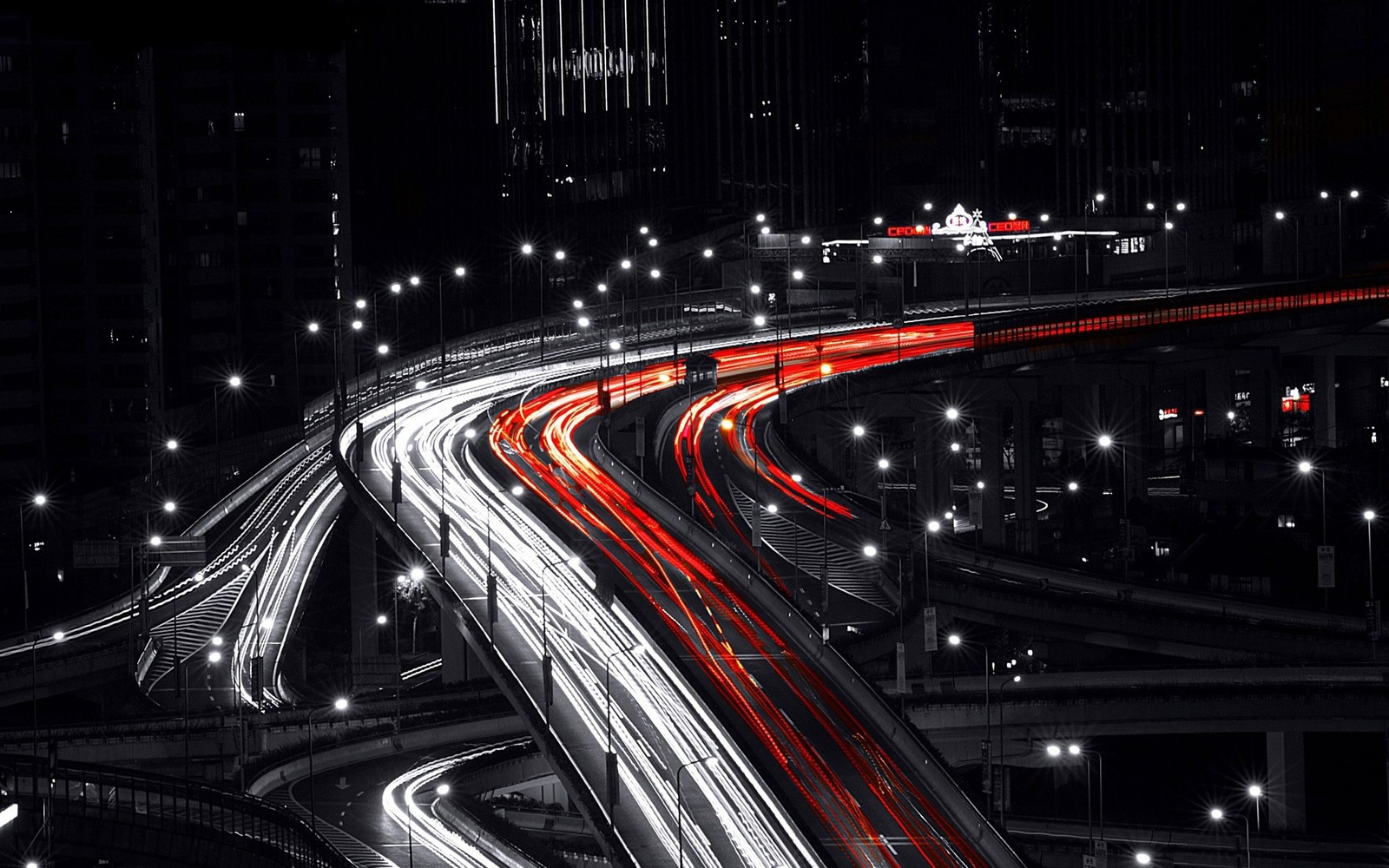 Abgelegene sicht auf eine stadt bei nacht mit viel verkehr (nacht, licht, infrastruktur, metropole, auto)