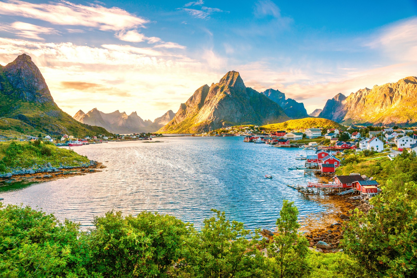 Uma vista cênica de uma aldeia nas montanhas lofoten (lofoten, natureza, montanha, fiorde, wild)