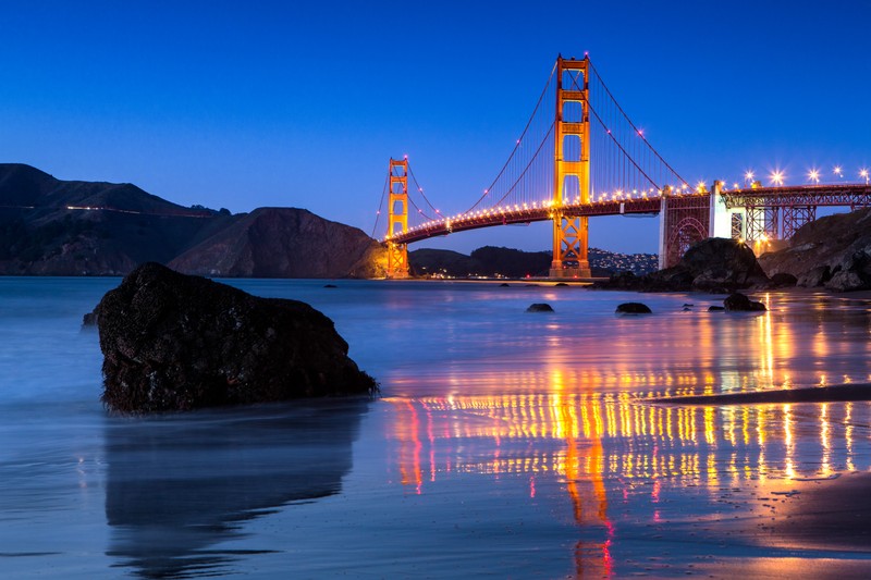 Вид на мост золотые ворота ночью с пляжа (мост золотые ворота, golden gate bridge, отражение, водоем, ночные огни)