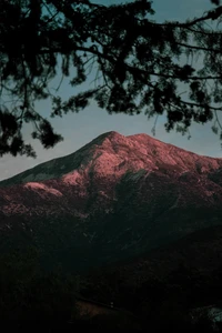 Montagne majestueuse baignée de lumière du coucher de soleil