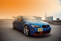 BMW M3 Conversível azul: um carro esportivo estiloso em um telhado urbano.