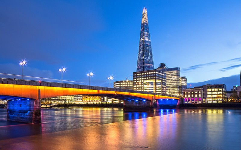 Вид на мост через реку с зданием на заднем плане (шард, the shard, река темза, достопримечательность, городской пейзаж)