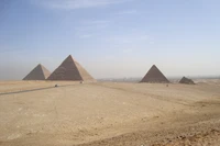 Grandes Pirámides de Giza contra un cielo desértico