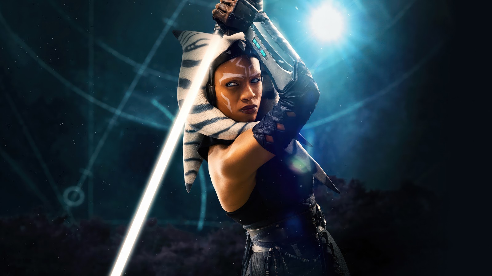 Una mujer en un disfraz sosteniendo una espada frente a un fondo oscuro (ahsoka tano, serie ahsoka, ahsoka series, disney, star wars)