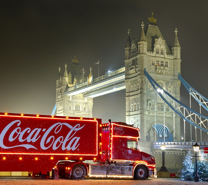 Грузовик с огнями coca cola припаркован перед мостом (мост, рождество, кока кола, coca cola, кола)