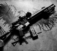 Imagen en blanco y negro de un rifle táctico posicionado sobre una superficie texturizada con un diseño de águila, acompañado de un cargador.