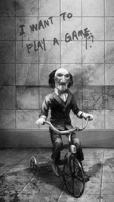 Una figura siniestra en un triciclo, con una máscara de marioneta, con una ominosa grafiti que dice "Quiero jugar un juego.