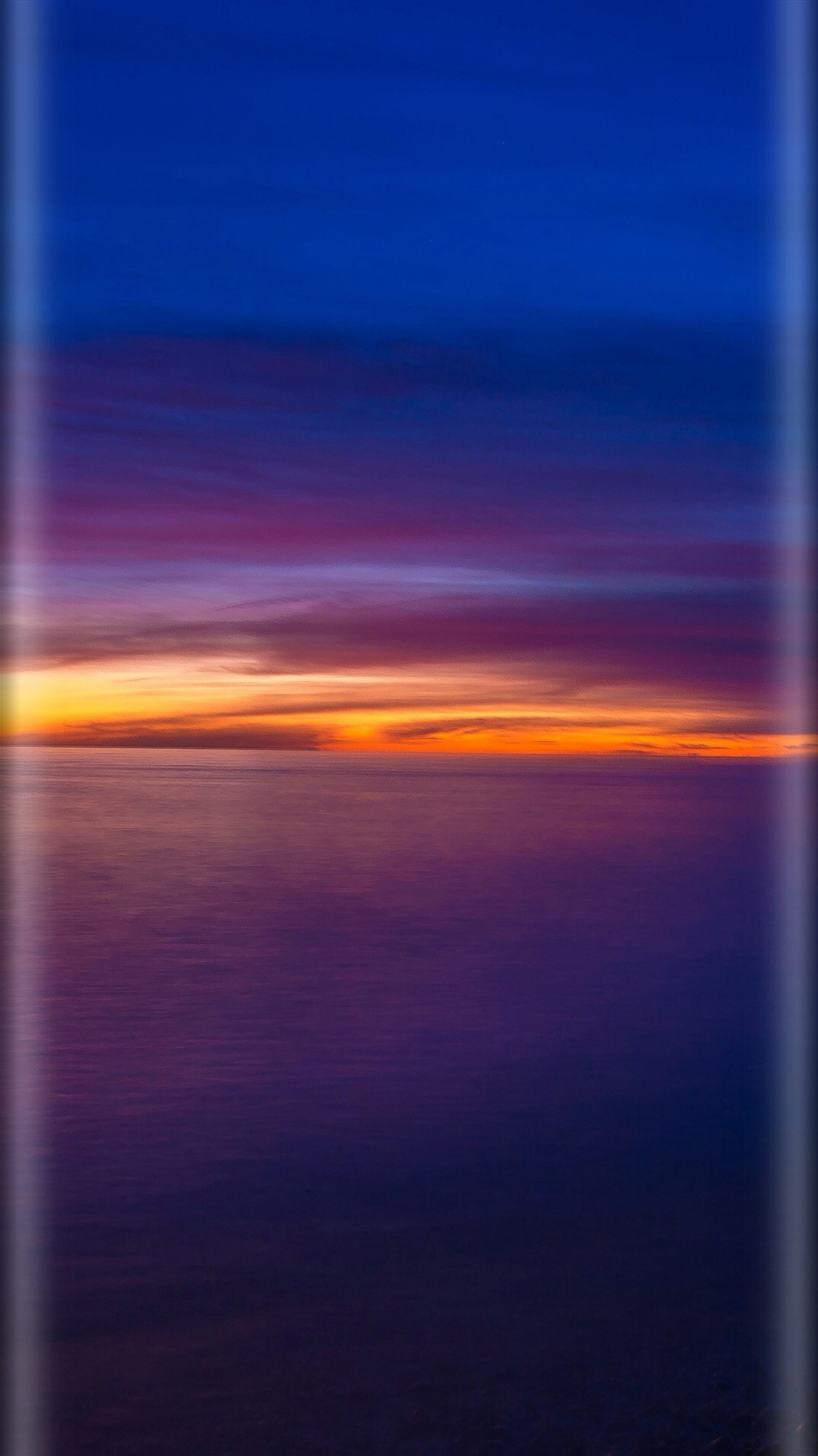 Vista panorâmica de um pôr do sol sobre o oceano com um avião voando ao longe (abstrato, estilo de borda, natureza, super design)