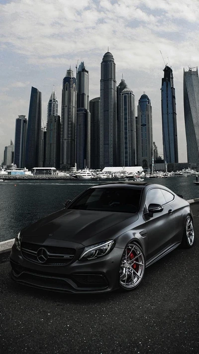 Sleek Mercedes Benz C63s noir contre un horizon moderne