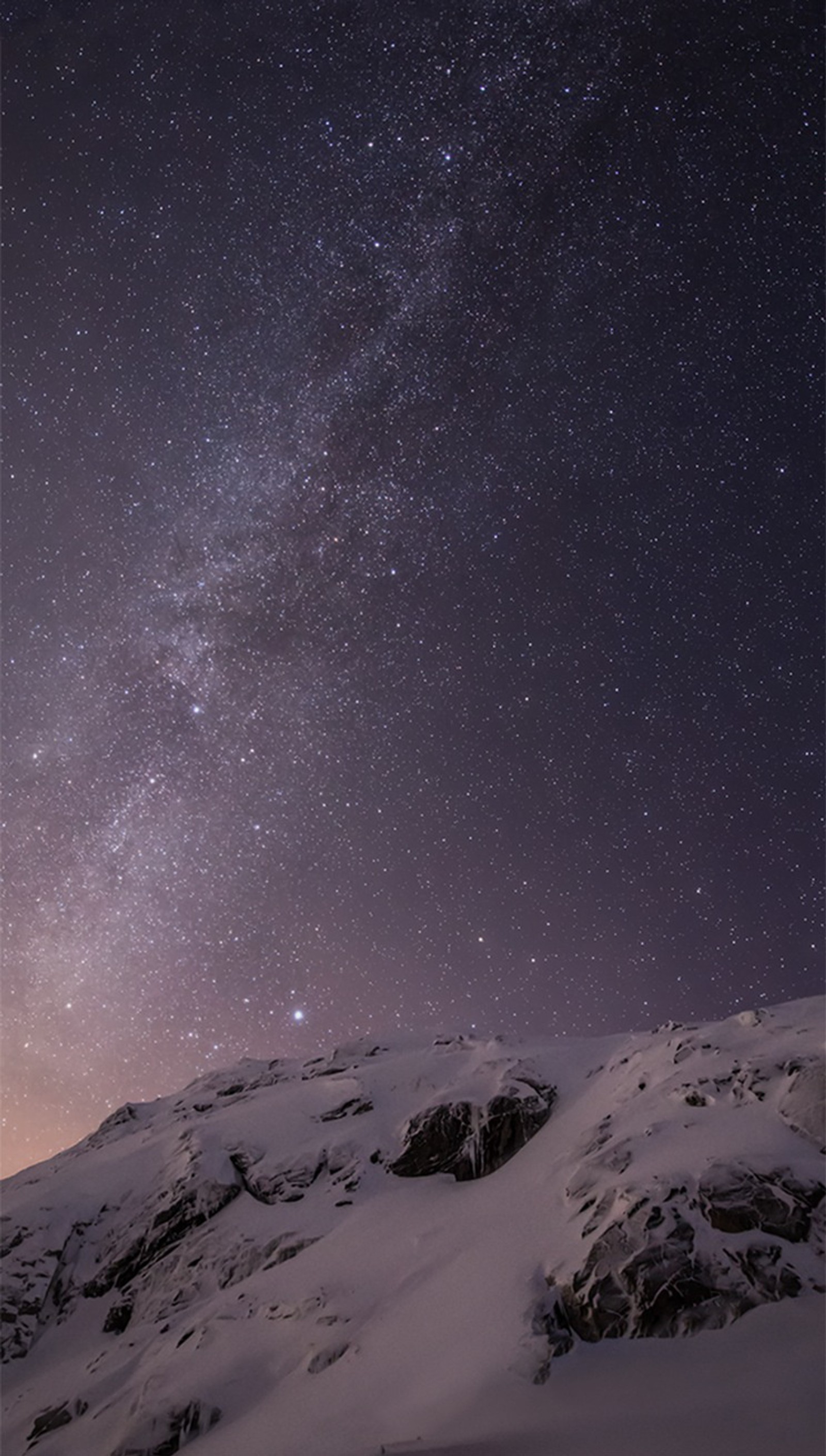 Sternklarer himmel über einem schneebedeckten berg mit einer einsamen person auf skiern (apfel, hd, ios, ios 8, ios8)