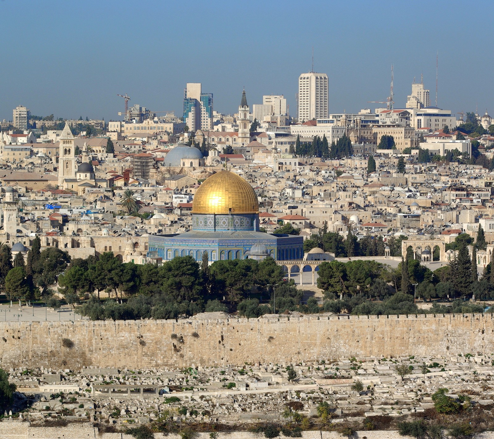 Vista aérea de uma cidade com uma cúpula dourada em cima (cidade, israel, jerusalém)