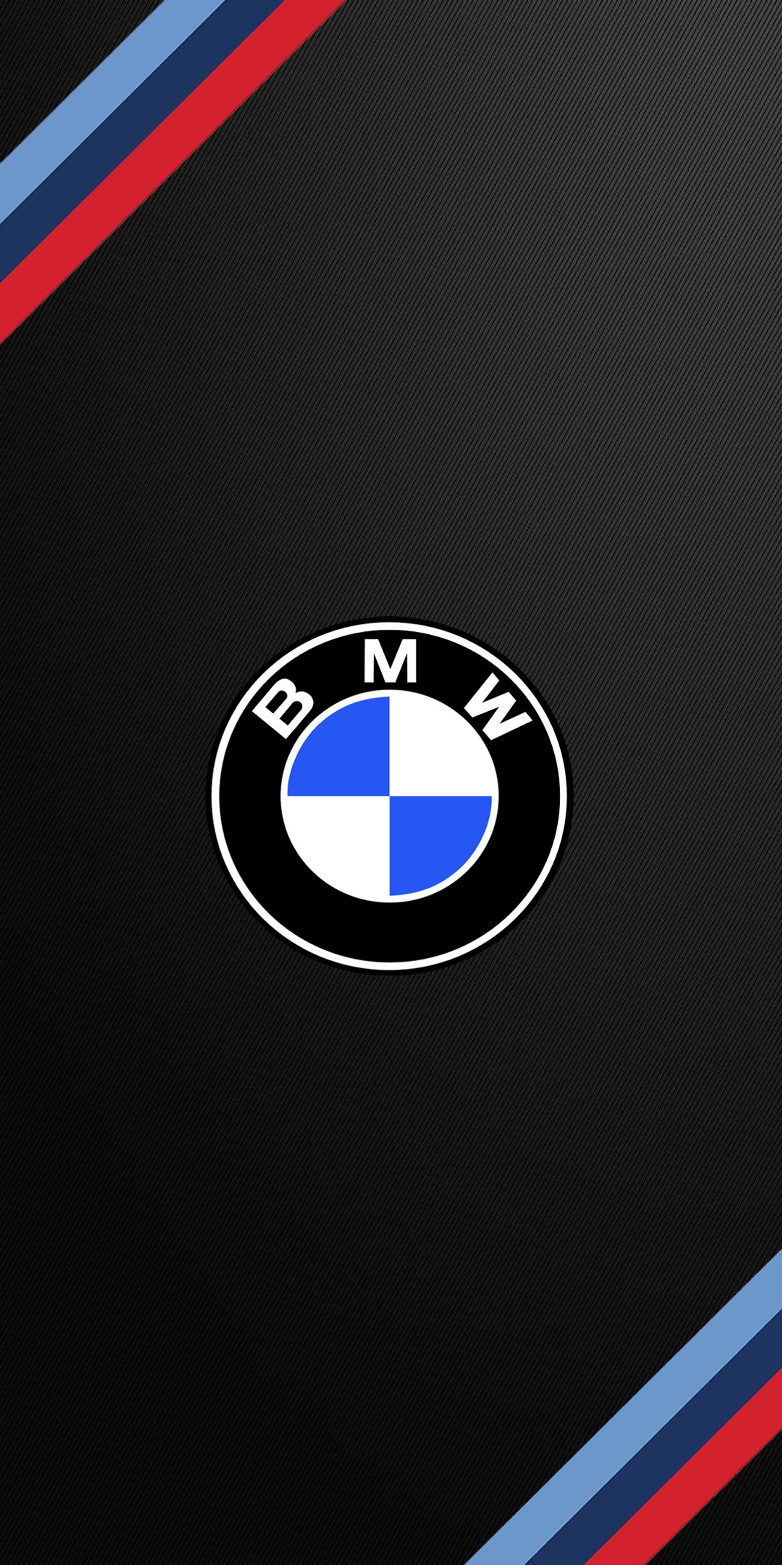 Logo de bmw sobre un fondo negro con rayas rojas, azules y blancas (azul, bmw, bmw m, carbono, logotipo)