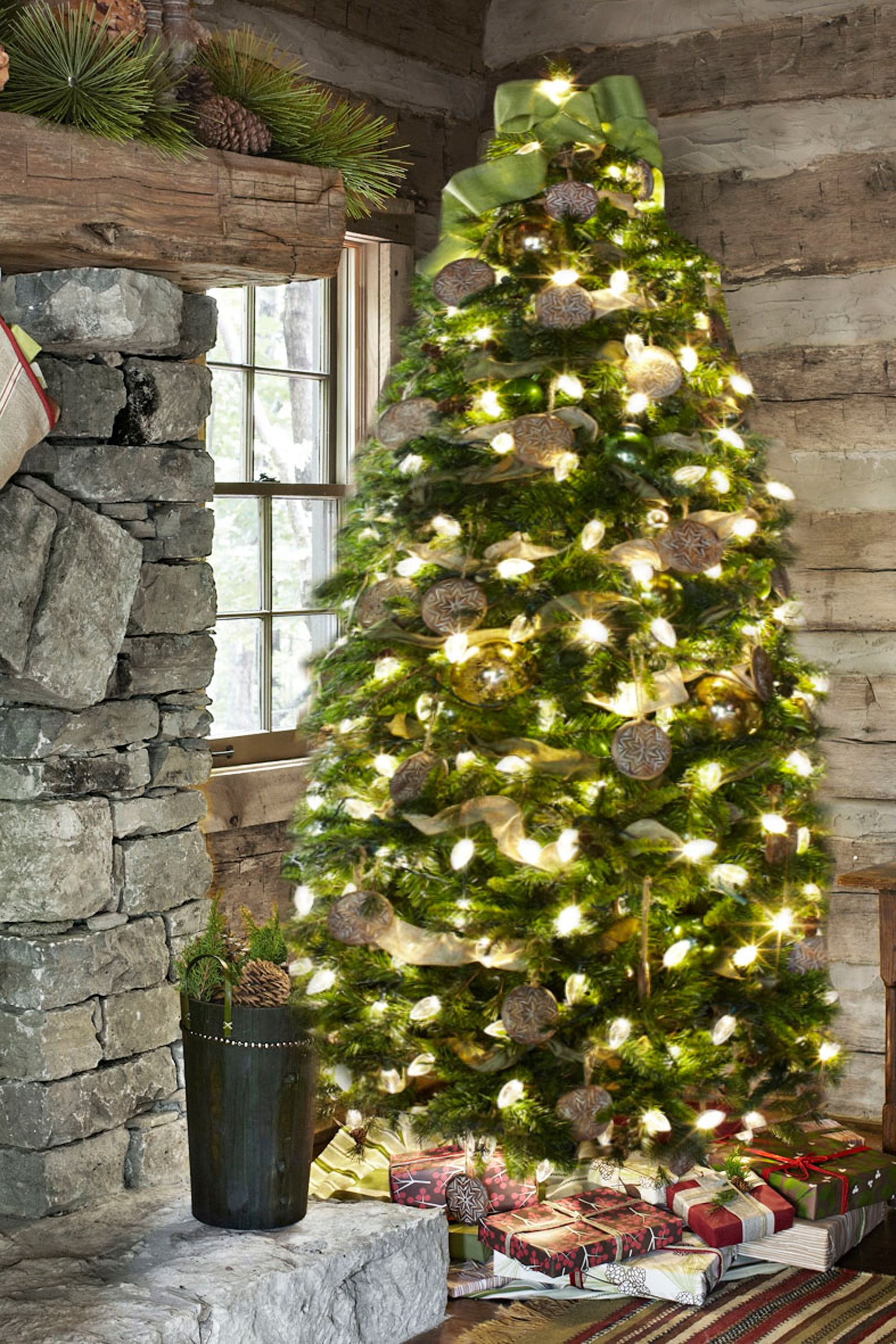 Ein geschmückter weihnachtsbaum mit geschenken und einem kamin in einer rustikalen hütte (weihnachtsbaum, herz, geschenke, kamin, mantel)