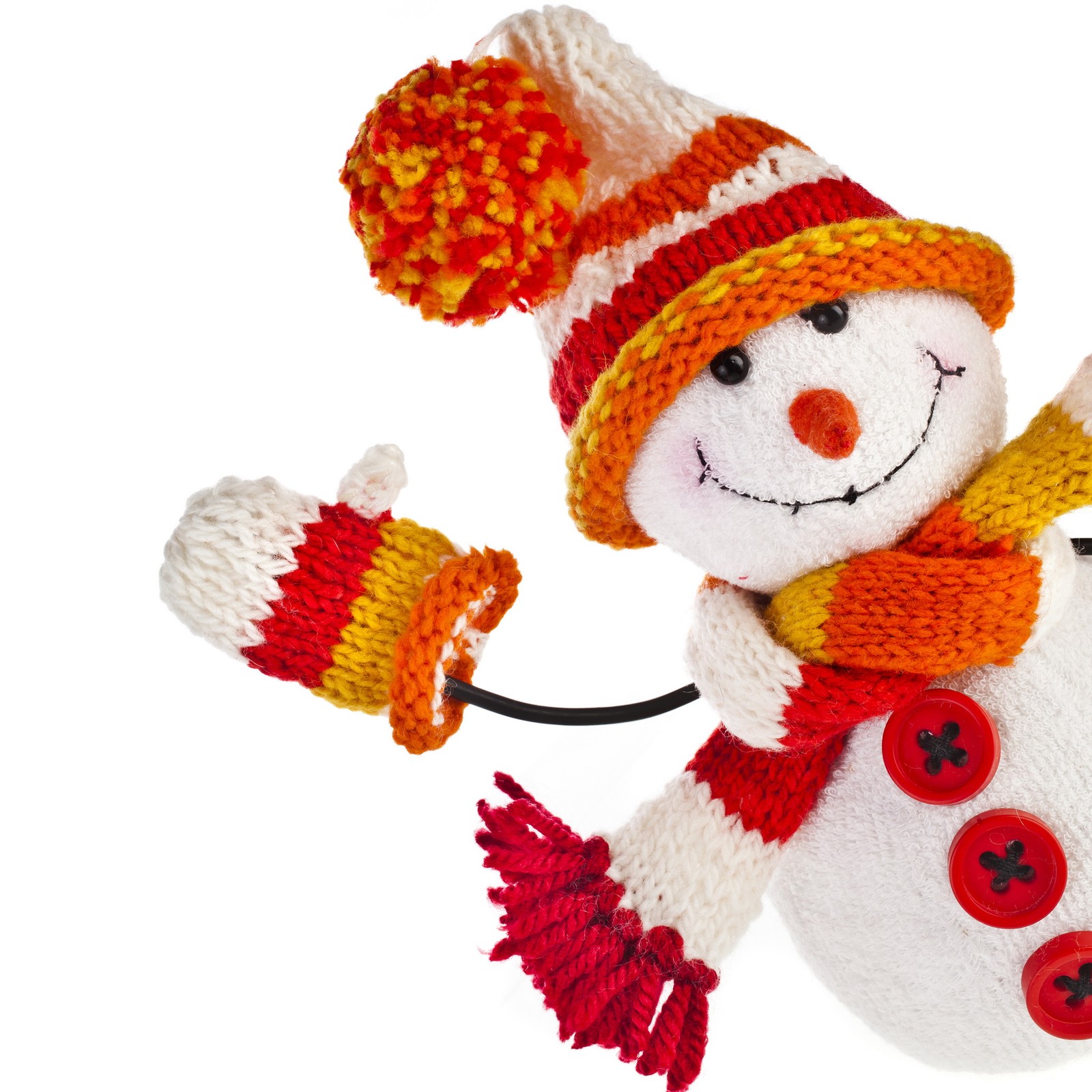 Un primer plano de un muñeco de nieve con un gorro y una bufanda de punto (navidad, colores, diciembre, festivo, muñeco de nieve)