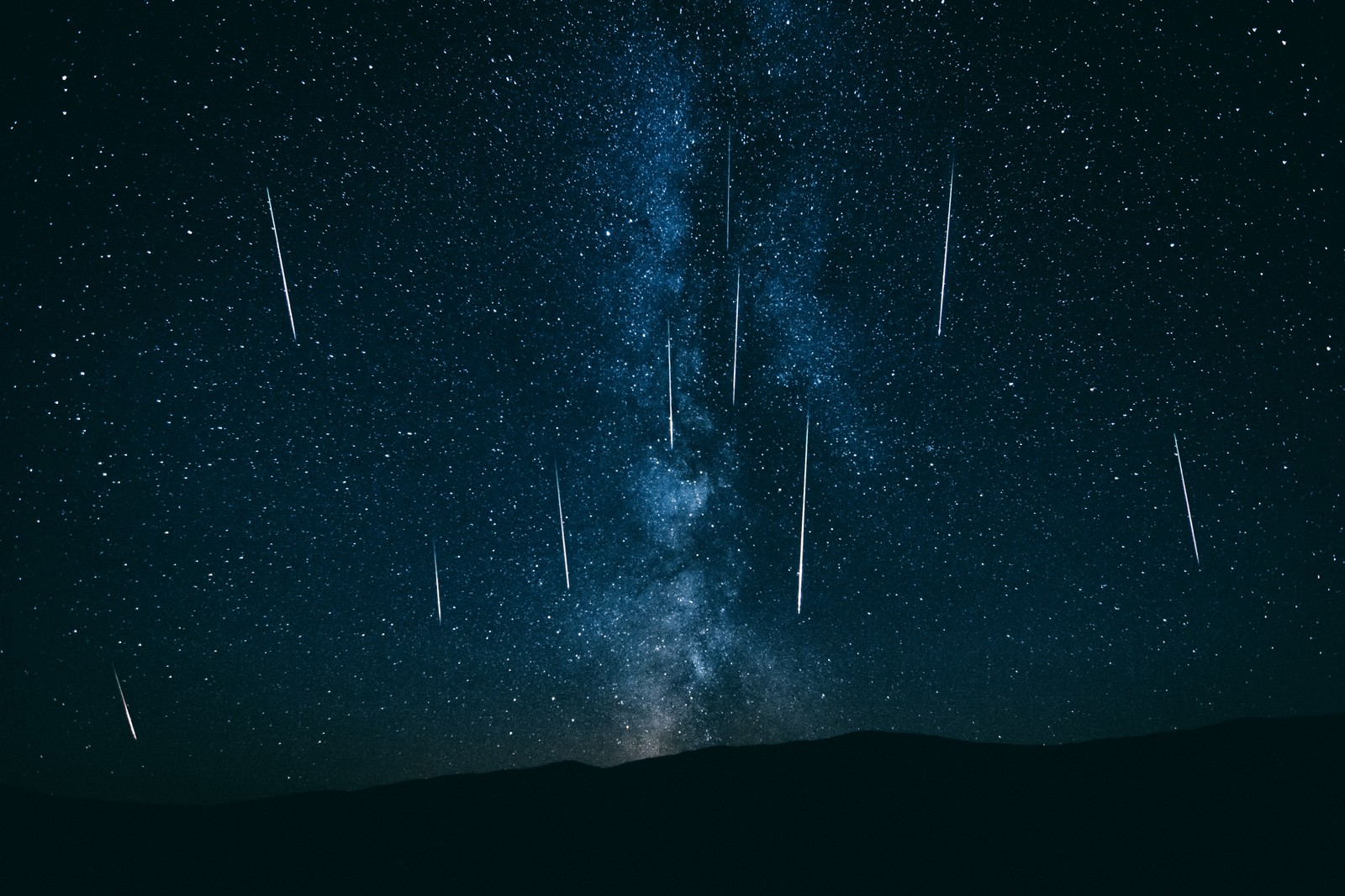 Vista de um céu noturno com estrelas cadentes e cometas (galáxia, leitoso, via láctea, noite, céu)