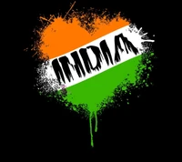 Diseño abstracto de corazón con los colores de la bandera india y la palabra "INDIA" en un estilo artístico y audaz, sobre un fondo negro.