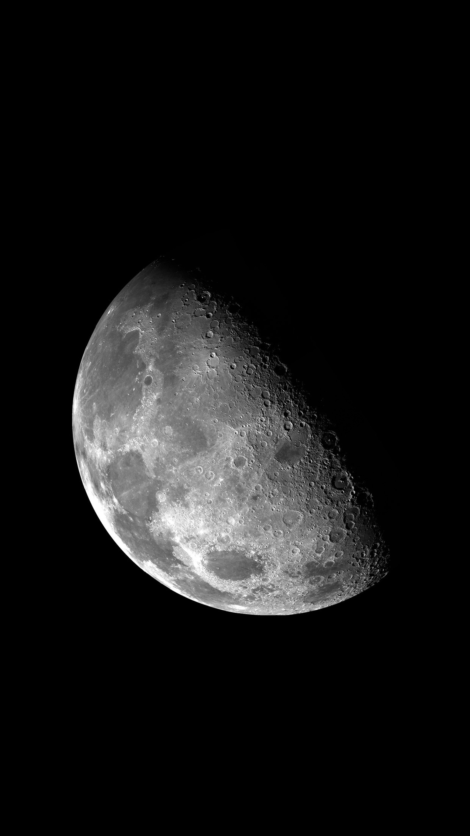 Un gros plan de la lune dans le ciel sombre sur fond noir (lune, espace)