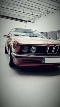 BMW 635 CSI em um ambiente de estúdio moderno