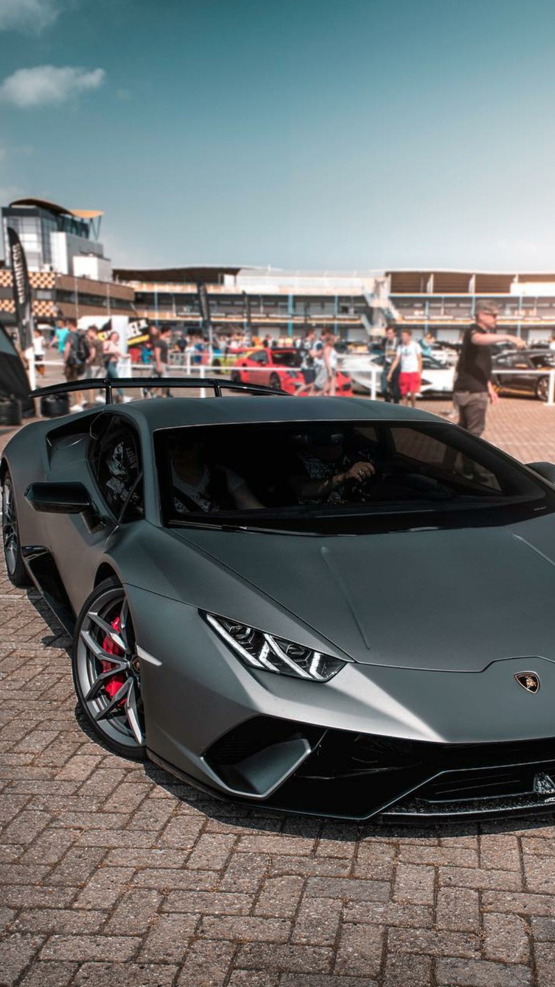 Близкий план ламборгини, припаркованного на кирпичной дороге (lamborghini, huracan, серый, машина, суперкар)