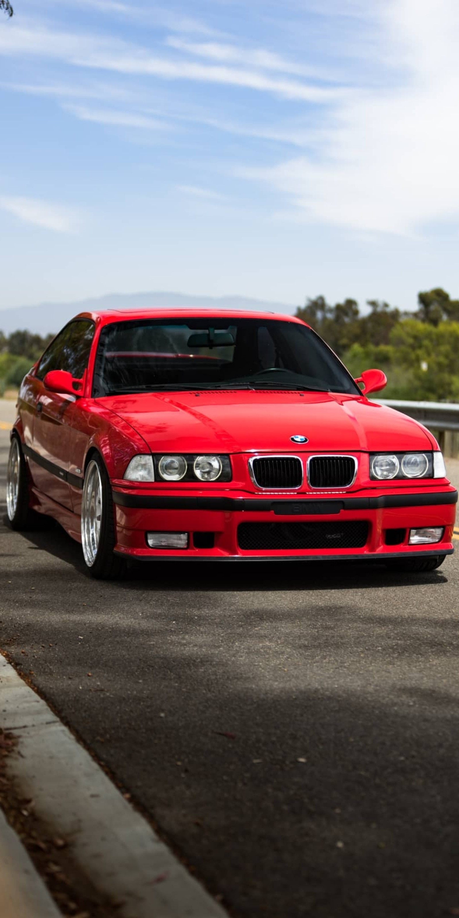 Imagen artística de un coche rojo estacionado al lado de la carretera (autos, bimmer, bmw, coche, coches)