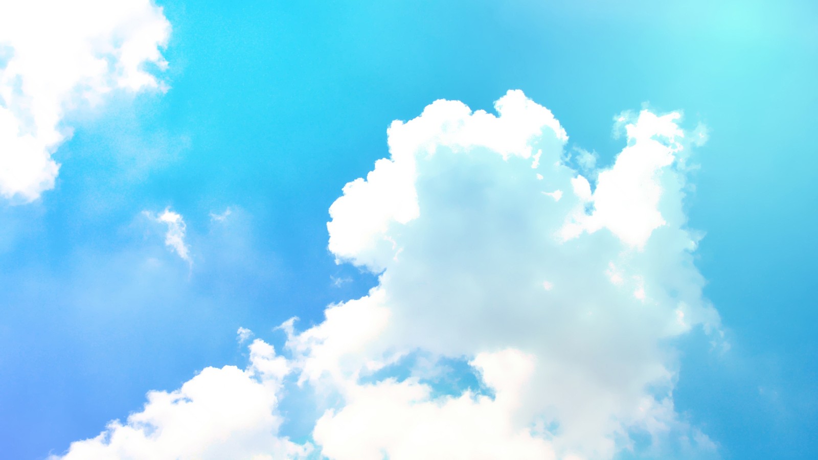 Il y a un avion volant dans le ciel avec beaucoup de nuages (nuage, journée, bleu, cumulus, atmosphère)