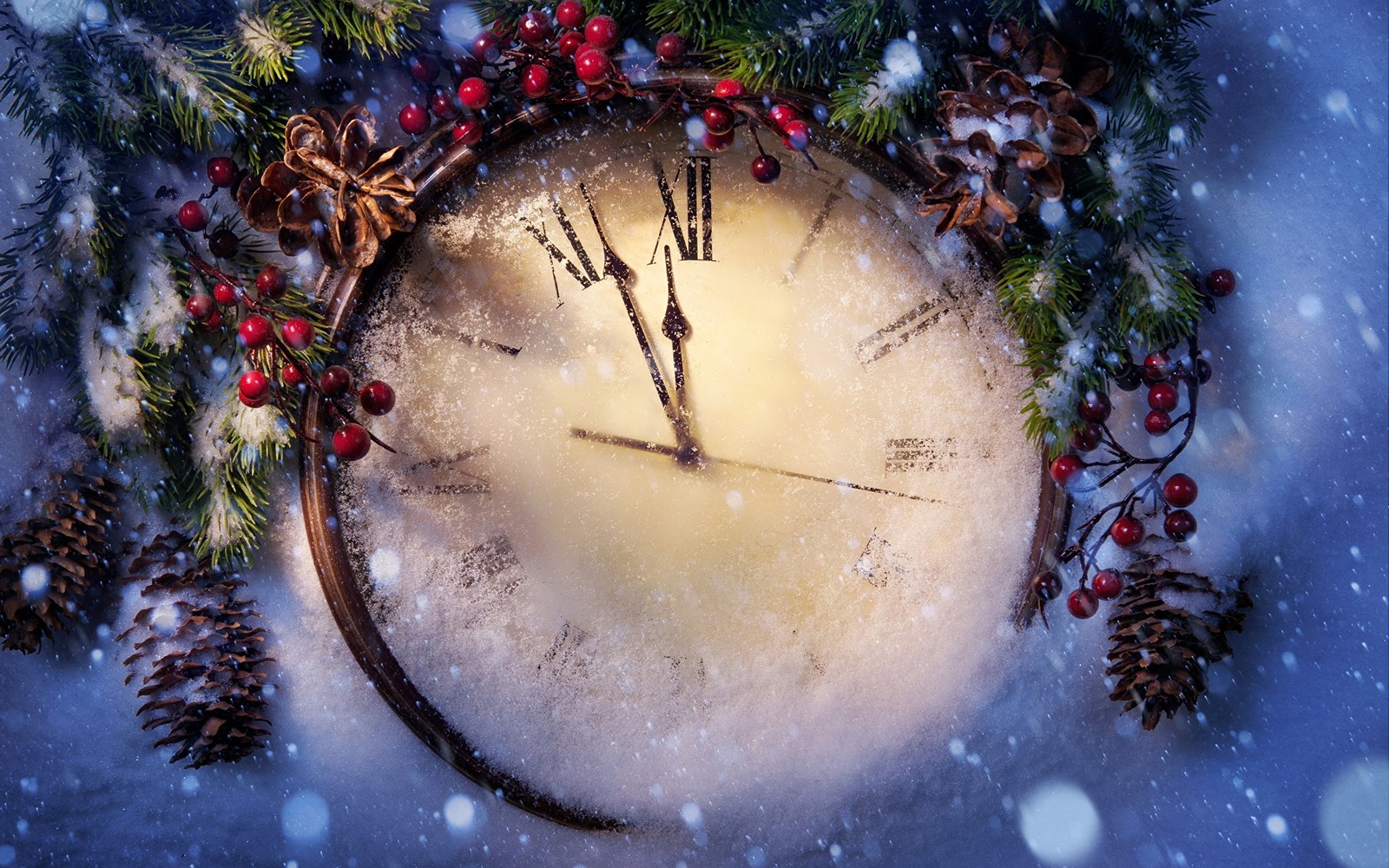 Un reloj aéreo con piñas y bayas en un día nevado (nuevo año, árbol, adorno de navidad, navidad, ramo)