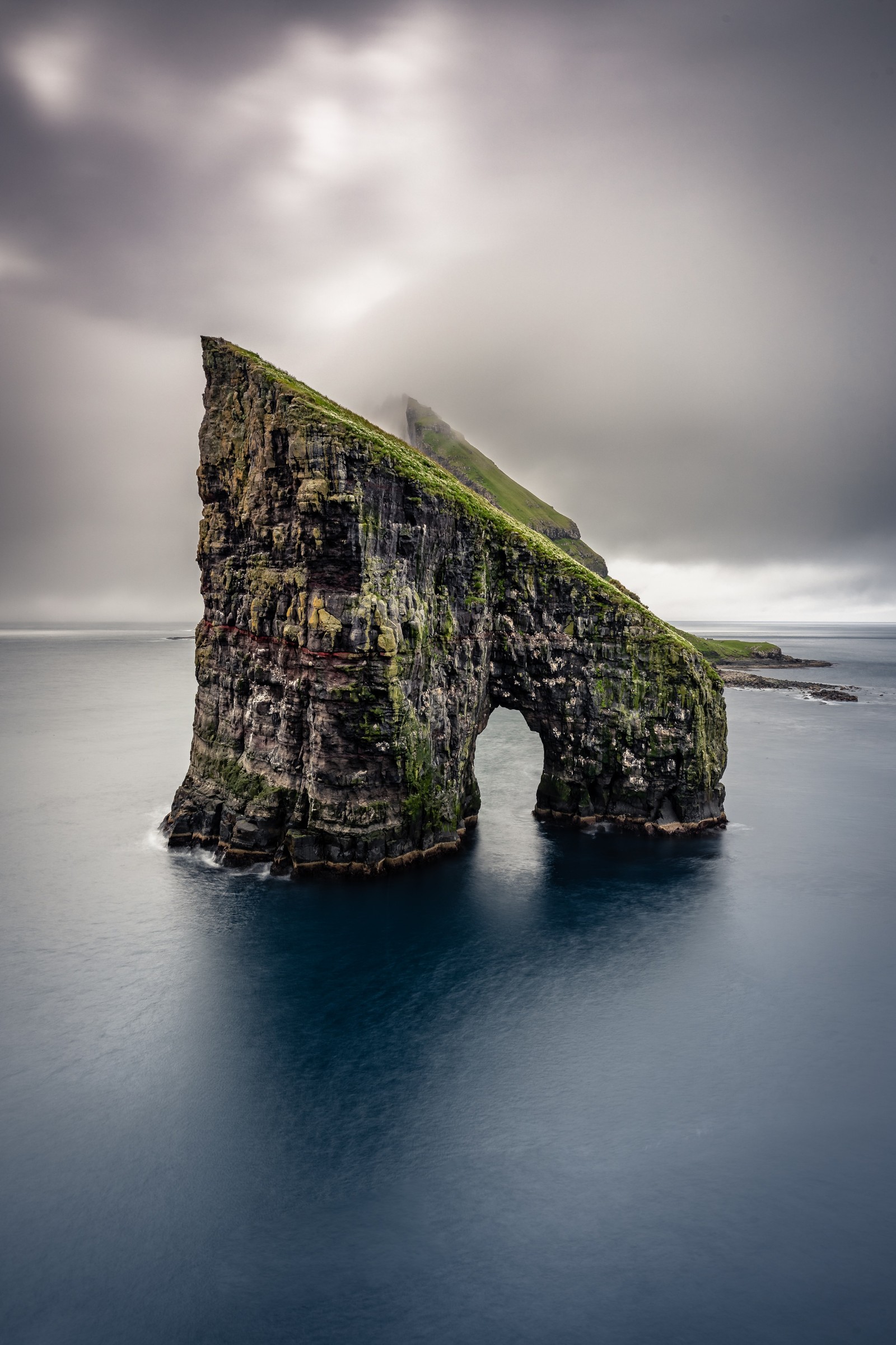 Formación rocosa árabe no meio do oceano com um telhado verde. (cliffs of moher, acantilado, isla, mar, nube)