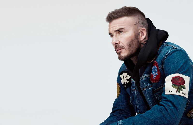 Арафед мужчина в джинсовой куртке сидит на табурете (дэвид бекхэм, david beckham, растительность на лице, борода, джинсовая ткань)