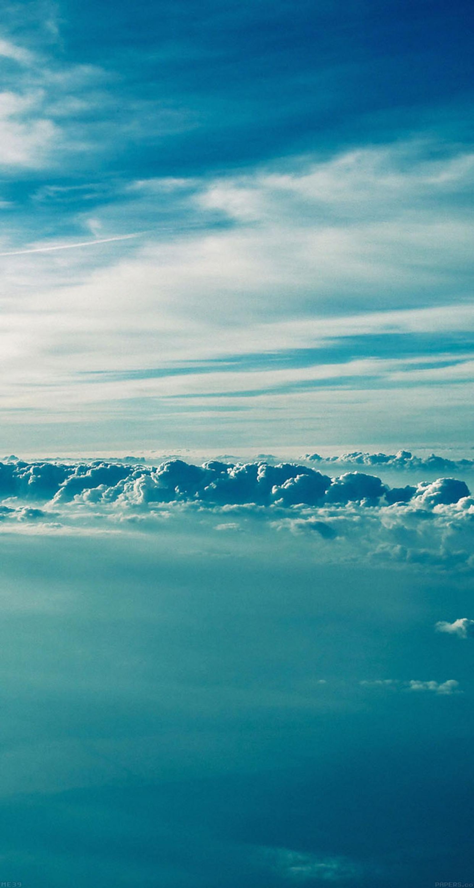 Vue d'un avion volant au-dessus des nuages dans le ciel (pomme, bleu, turquoise, journée, nuage)