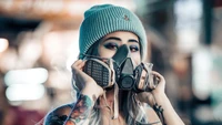 Chica con máscara de gas y estilo urbano