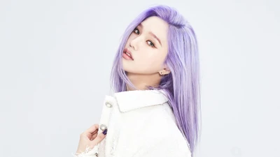 Mimi de Oh My Girl: Elegancia cautivadora con cabello púrpura