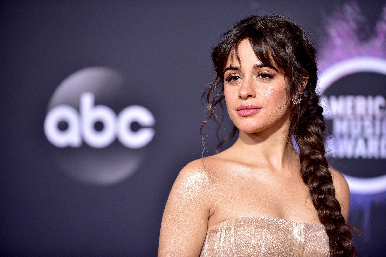 Une femme aux longs cheveux et une tresse dans une robe sans manches (camila cabello, american music awards, chanteur américain, musique, fond décran 4k)