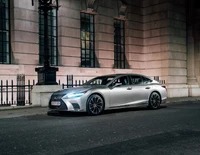 2021 Lexus LS 500h en plata bajo luces nocturnas