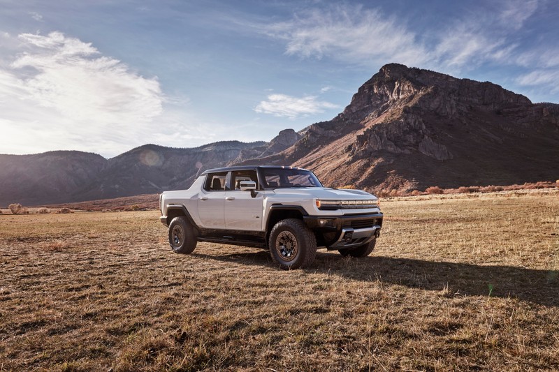 Крупный план белого грузовика, припаркованного на поле (gmc hummer ev, 5k, издание 1, электрический внедорожник, люксовый внедорожник)