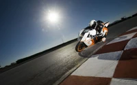 Acrobacia de corrida de superbike KTM na pista