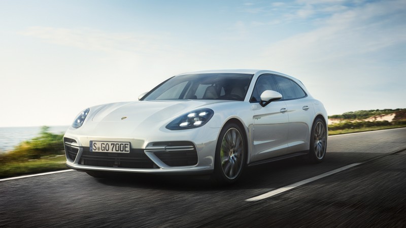 Porsche panamera едет по дороге рядом с океаном (porsche, машина, porsche mission e, porsche panamera, роскошный автомобиль)