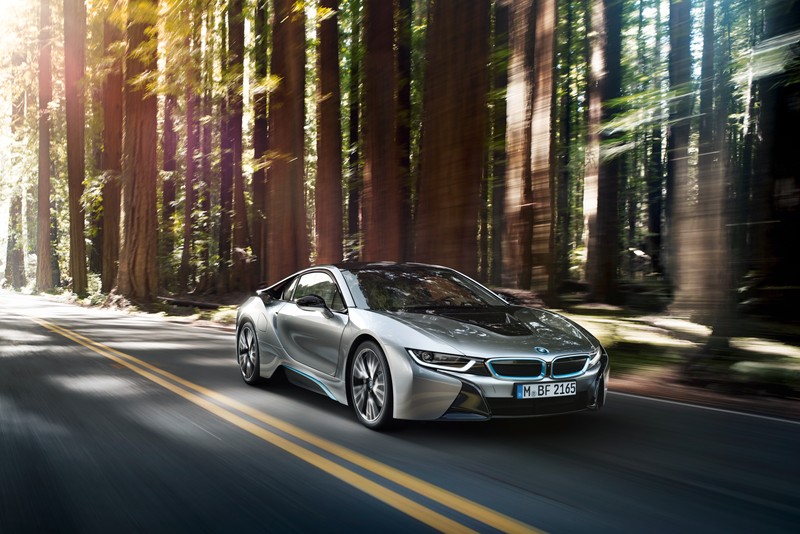 Bmw i8 едет через лес (bmw i8 2015, 2015 bmw i8, машина, bmw, спортивный автомобиль)