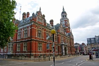 Hôtel de ville victorien historique dans une place de ville animée