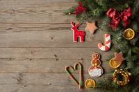 Festliche Lebkuchen und Ornamente an immergrünen Zweigen