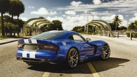 Dodge Viper en bleu vibrant dans une rue urbaine